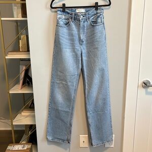 Abercrombie & Fitch Light Wash 90’s Relaxed Jean High Rise